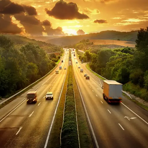 Véhicules circulant sur une route